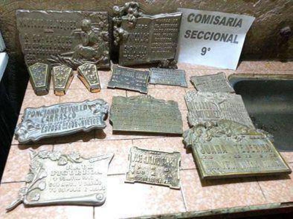 Sujetos roban placas de bronce en el cementerio