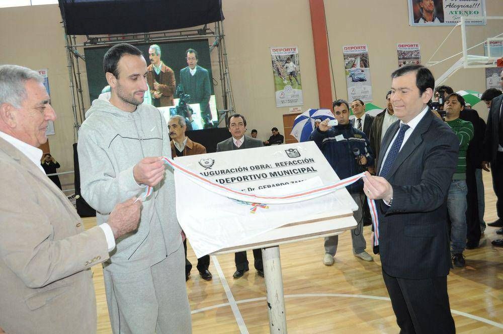 "Manu" Gin�bili y el Gobernador Zamora encabezaron la inauguraci�n del Polideportivo municipal