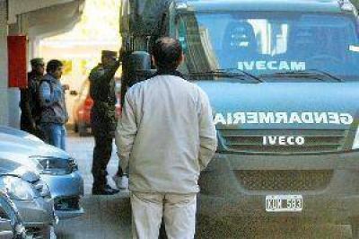 Afip y Gendarmer�a allanaron edificios y detuvieron a Fuhr, su mujer y su hijo