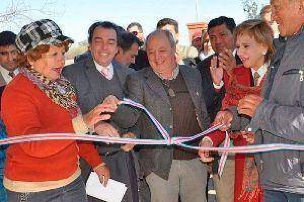 El vicegobernador ngel Niccolai inaugur un grupo de viviendas rurales en el departamento Juan Felipe Ibarra