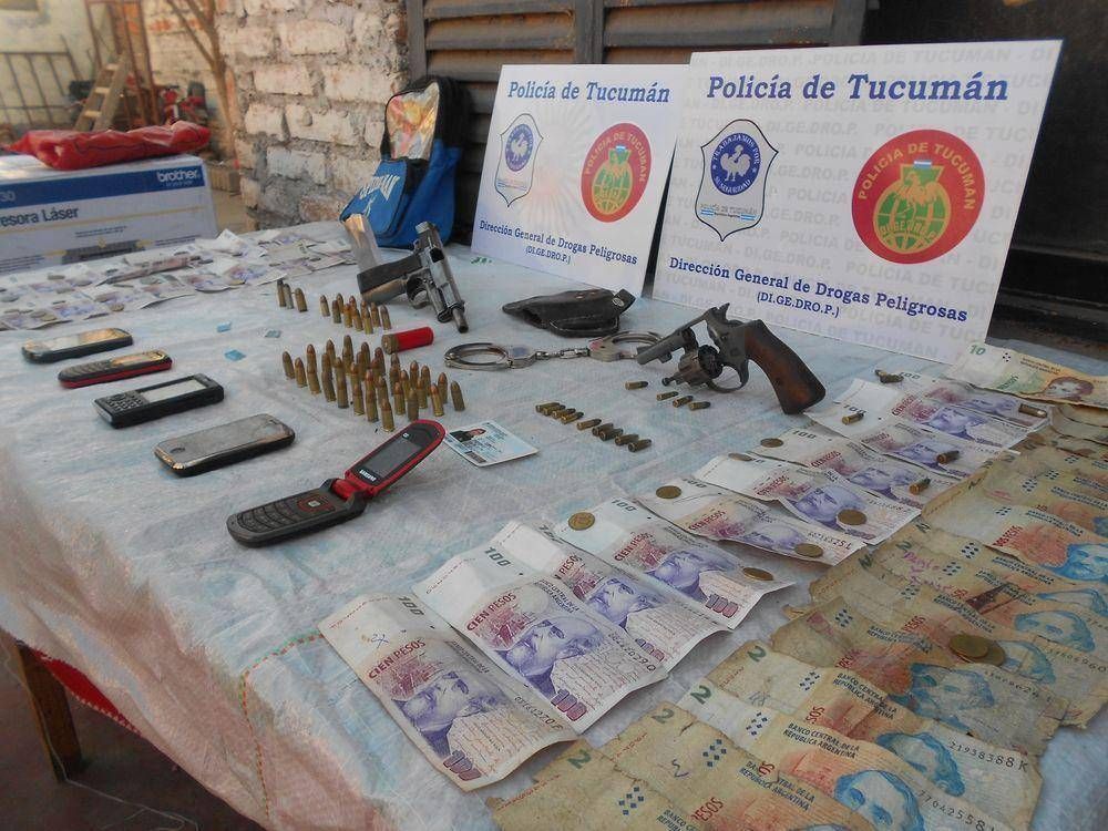 Allanan dos viviendas en Villa 9 de Julio y secuestran drogas, armas y dinero 