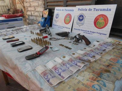 Allanan dos viviendas en Villa 9 de Julio y secuestran drogas, armas y dinero 