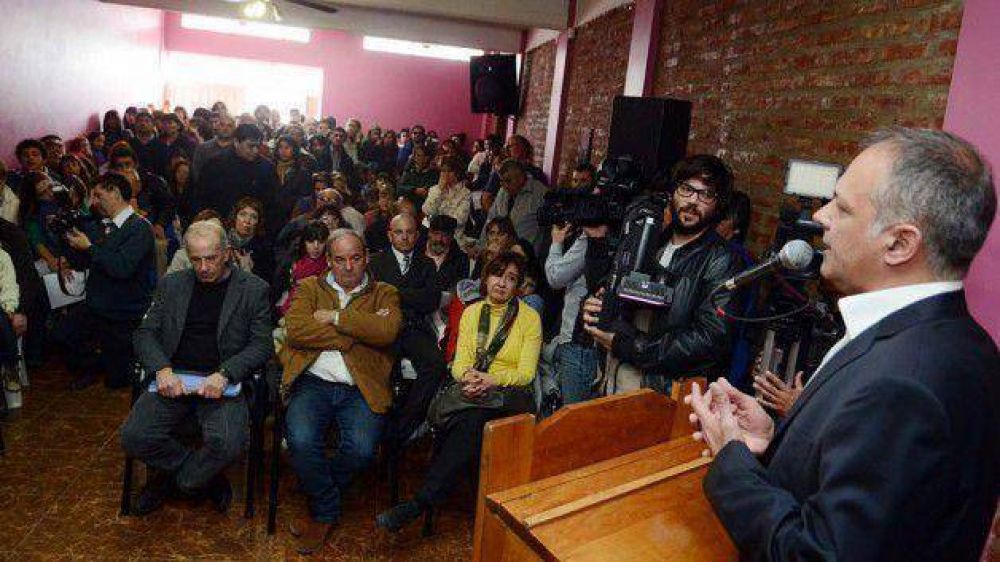El Gobernador entreg� viviendas a trabajadores municipales de Trelew