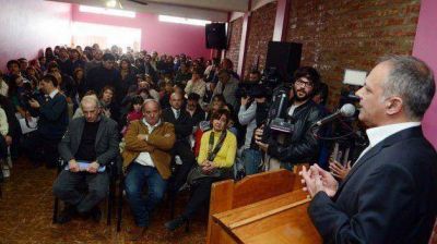 El Gobernador entreg� viviendas a trabajadores municipales de Trelew