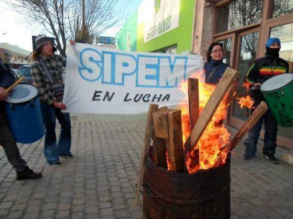 Protesta de trabajadores del SIPEM en Tr�nsito
