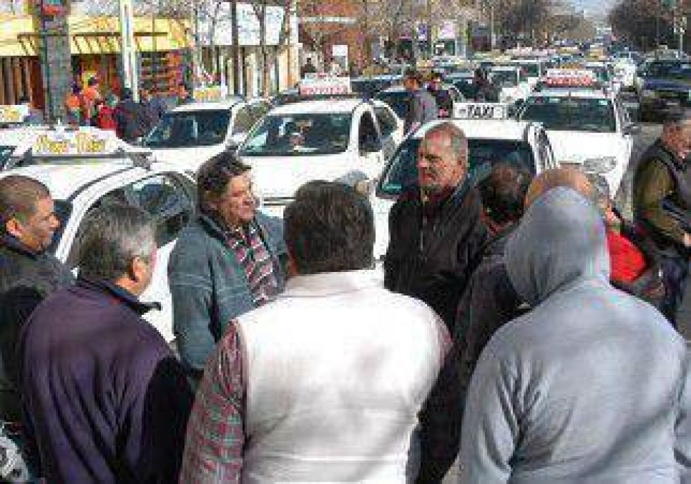 Taxistas reclamaron una fuerte suba de la tarifa del sector