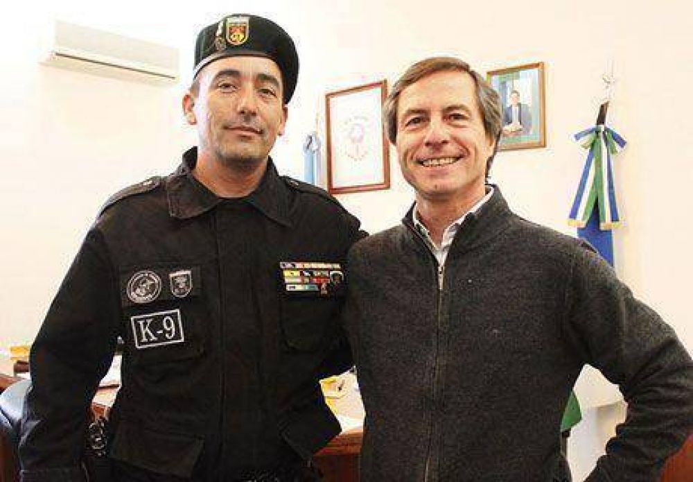 Gatti recibi� al sargento Carlos Roquer: terminaron los reclamos del polic�a caminante