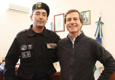 Gatti recibi� al sargento Carlos Roquer: terminaron los reclamos del polic�a caminante