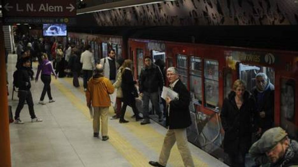 M�s problemas en el subte B: se qued� un tren y hubo incidentes con los pasajeros