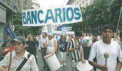 Finaliz� el paro de bancarios