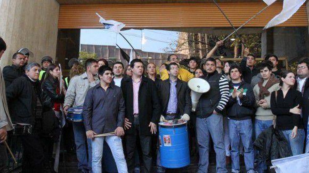 Fuerte reclamo bancario contra el Gobierno por los despidos en la Caja