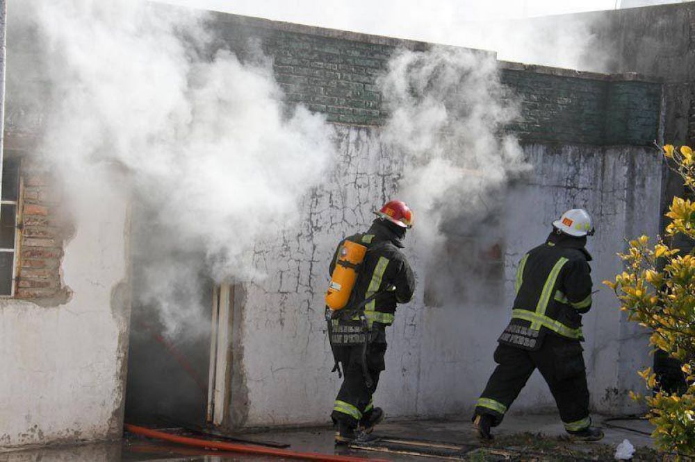 INCENDIO DE VIVIENDA. VECINOS ASISTIERON A CUATRO MENORES QUE SE ENCONTRABAN SOLOS