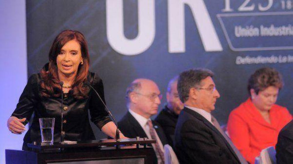 El gobierno oficializ� la convocatoria a la UIA, bancos y gremios
