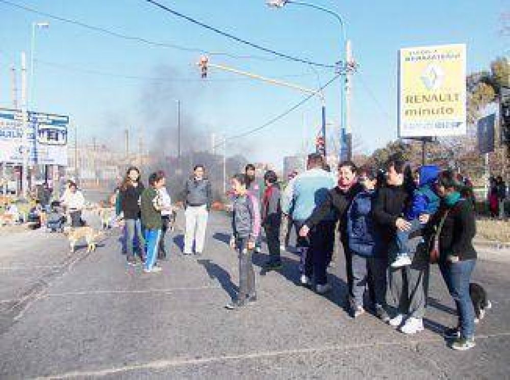 Asentados volvieron a cortar la avenida Mitre