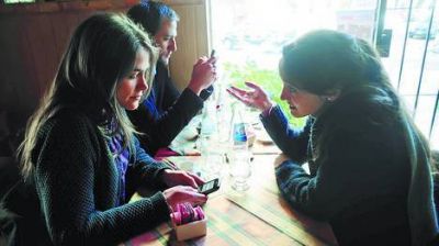 Crece la man�a de mirar m�s el celular que a las personas