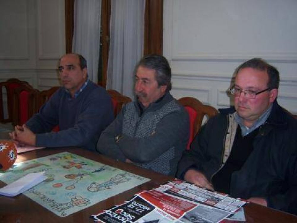El Intendente entrego subsidio a la Fiesta del Chorizo Seco