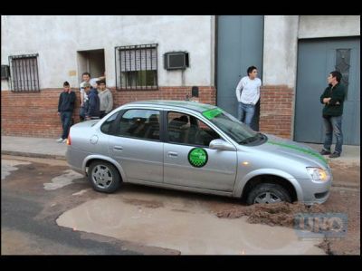 Remisero qued� atrapado en un pozo que hab�a sido descubierto para arreglar un ca�o