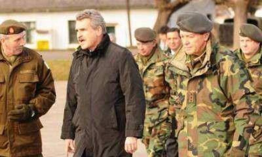 UCR de Tunuy�n define como "nociva" y repudia la presencia de Milani, pero descarta escraches