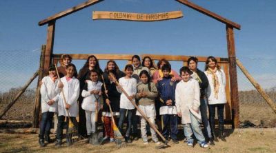 Crean una granja y huerta escolar para abastecerse