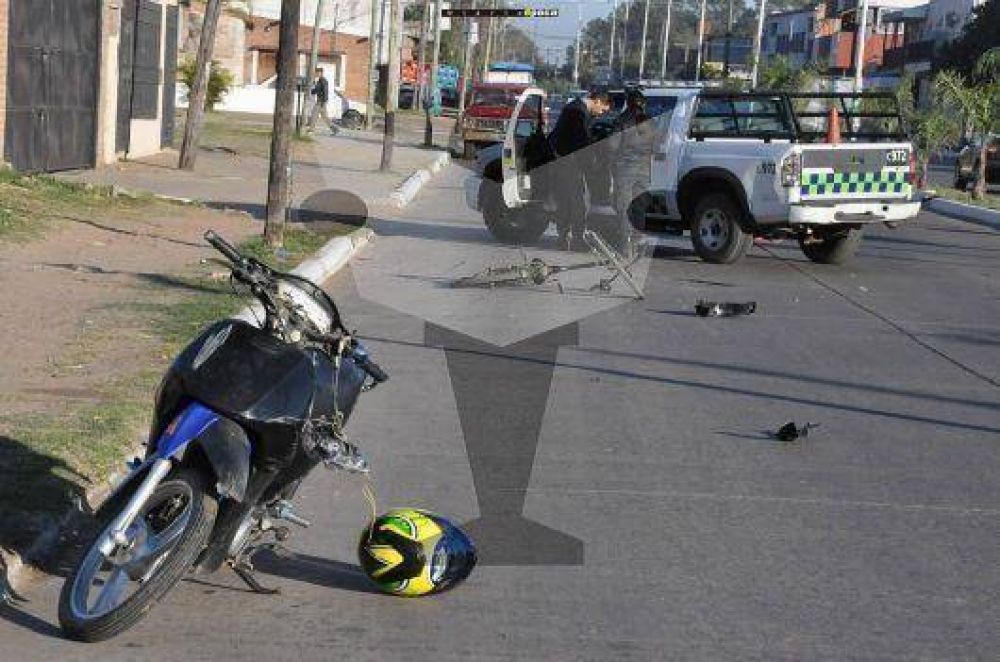 En presunto estado de ebriedad choc� a una ciclista