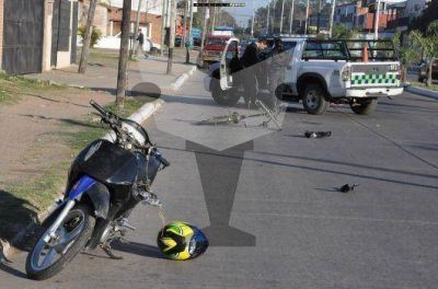 En presunto estado de ebriedad choc� a una ciclista