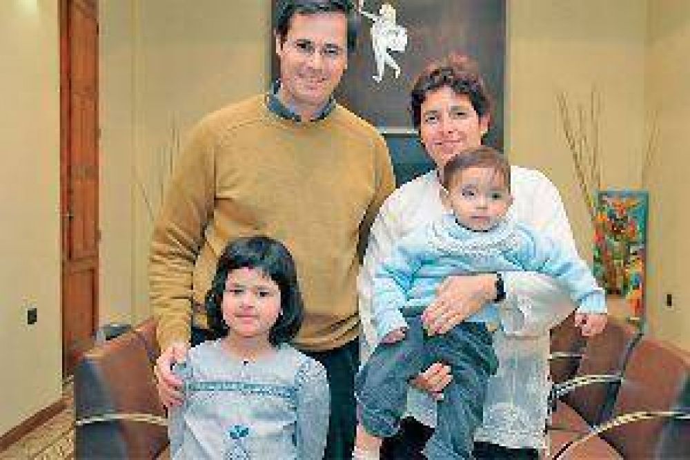 Francisco alent� a los padres argentinos del primer beb� que bes� en Roma, a trabajar por la beatificaci�n de una santiague�a