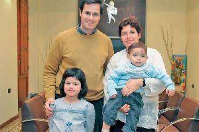 Francisco alent� a los padres argentinos del primer beb� que bes� en Roma, a trabajar por la beatificaci�n de una santiague�a