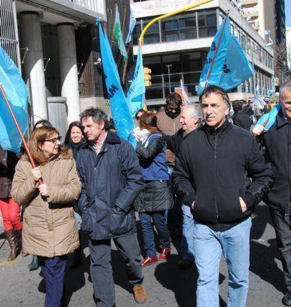 Paro y movilizaci�n: bancarios protestaron contra los 33 despidos de una entidad tucumana 