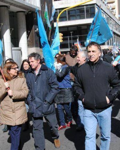 Paro y movilizaci�n: bancarios protestaron contra los 33 despidos de una entidad tucumana 