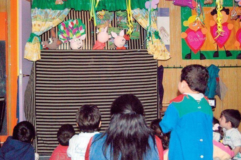 Los ni�os de la Guarder�a Goretti disfrutaron un d�a especial con t�teres, golosinas y regalos