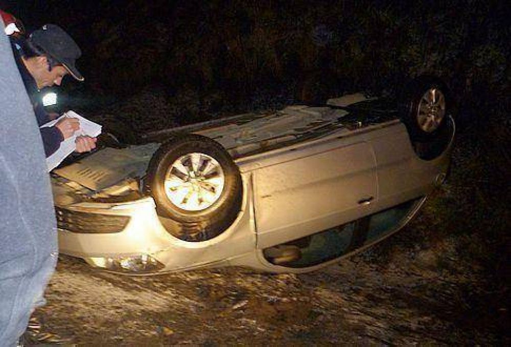 Un auto despist� y volc� por el hielo