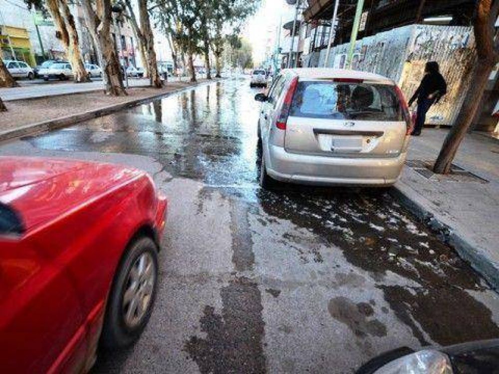 Aguas bajan turbias, en la calle y en la pol�tica