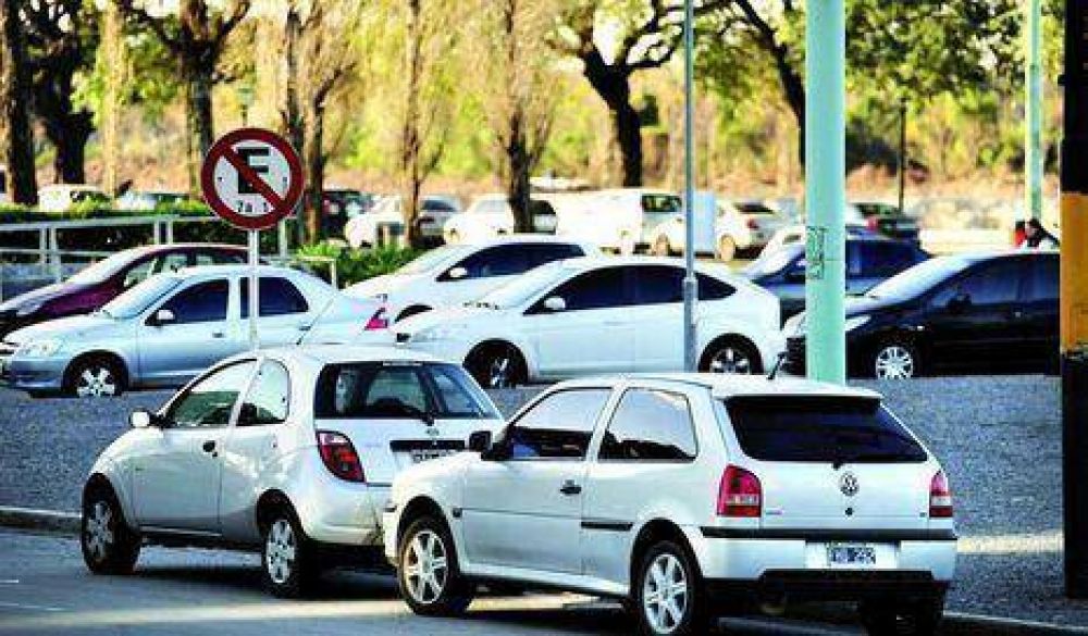 Ya acarrean autos mal estacionados en Puerto Madero