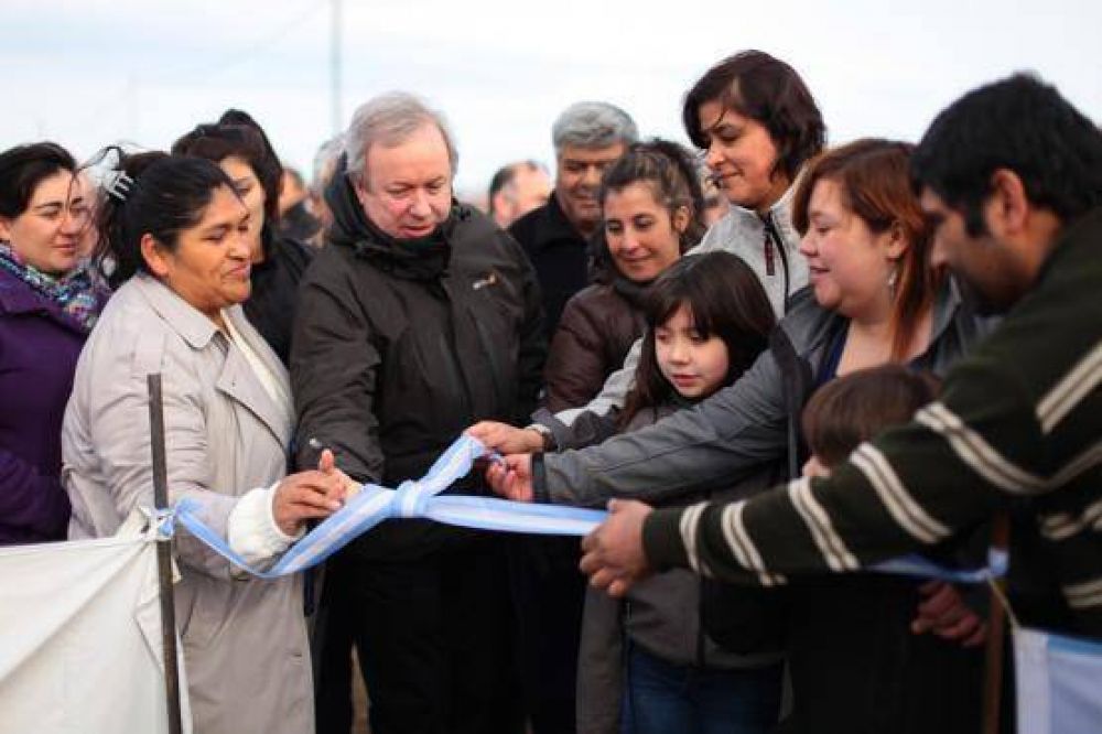 Inauguran red el�ctrica en Barrio Bicentenario
