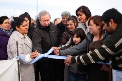 Inauguran red el�ctrica en Barrio Bicentenario