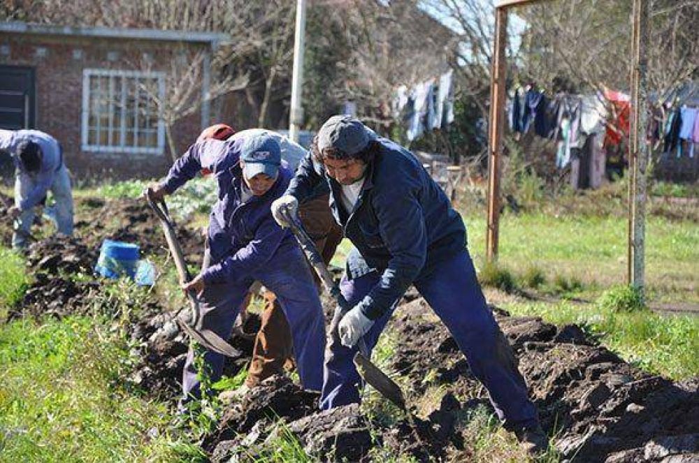 Extienden la red de agua potable en los barrios