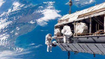 Dos astronautas trabajaron en el espacio y lo transmitieron v�a web