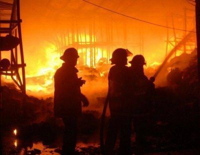 Lograron controlar el voraz incendio en la f�brica de Nutregal