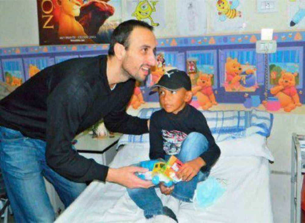 Crack solidario: en Santiago del Estero, Gin�bili visit� a ni�os internados con c�ncer