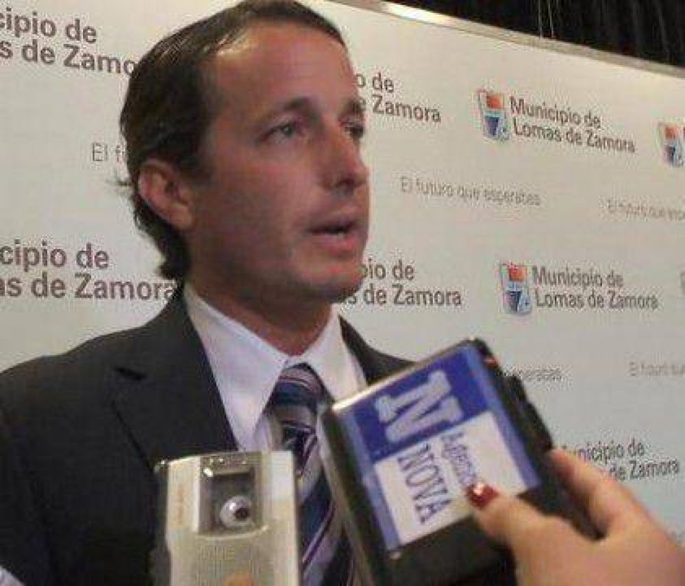 Tras las cr�ticas, Insaurralde elimin� la foto con el Papa de su sitio oficial