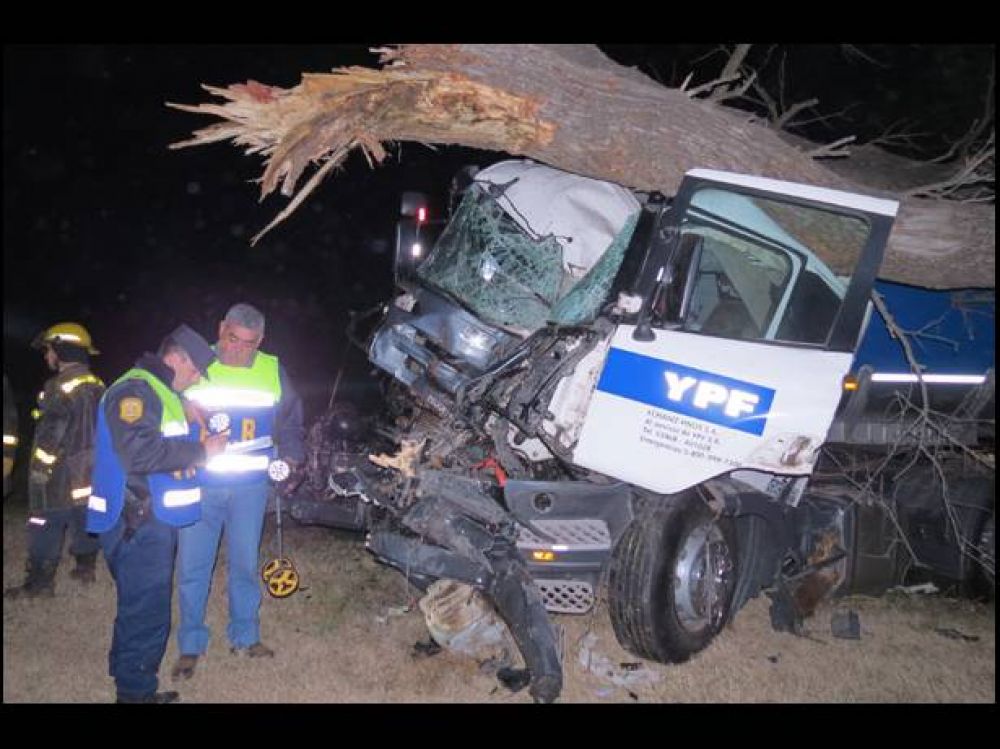 Un camionero choc� contra un �rbol y qued� atrapado en la cabina