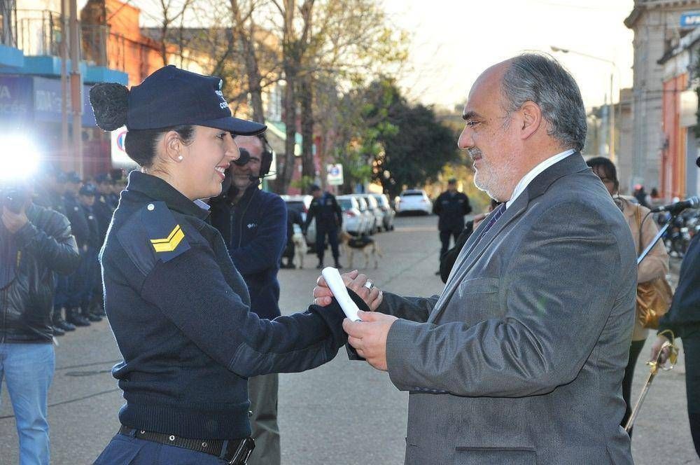 Libres: Colombi encabez� entrega de certificados a polic�as ascendidos
