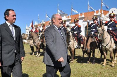 Colombi encabez� el homenaje del pueblo correntino al General San Mart�n en Yapey�