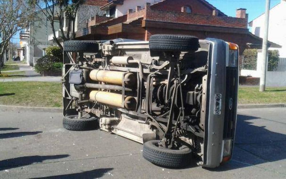 Choque y vuelco: susto en el barrio y una persona herida