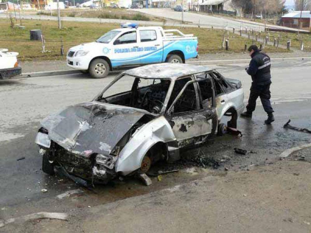 Buscan identificar al propietario de un Ford Escort que se incendi� tras chocar con un contenedor