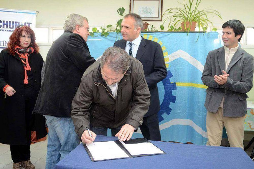 Buzzi encabez� firma de contrato por 30 nuevas viviendas para vecinos de la ciudad