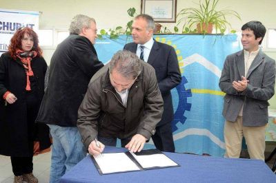 Buzzi encabez� firma de contrato por 30 nuevas viviendas para vecinos de la ciudad