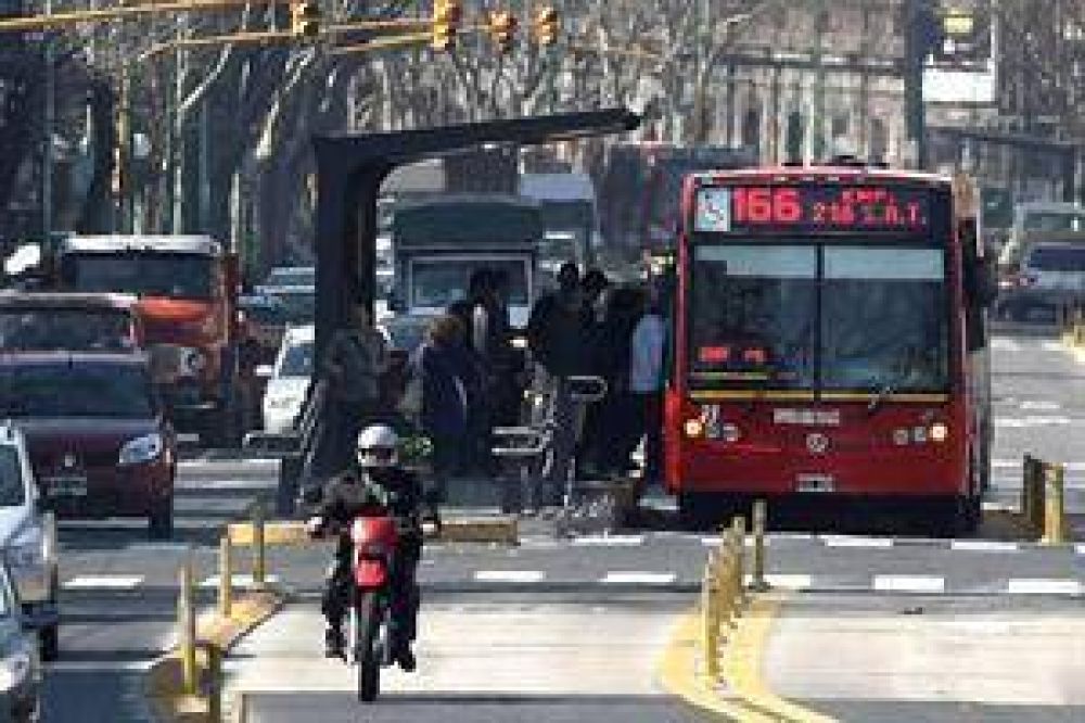Eval�an implementar un Metrob�s en la autopista 25 de Mayo