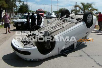 Remisero protagoniz� un violento vuelco en Belgrano y Sol�s