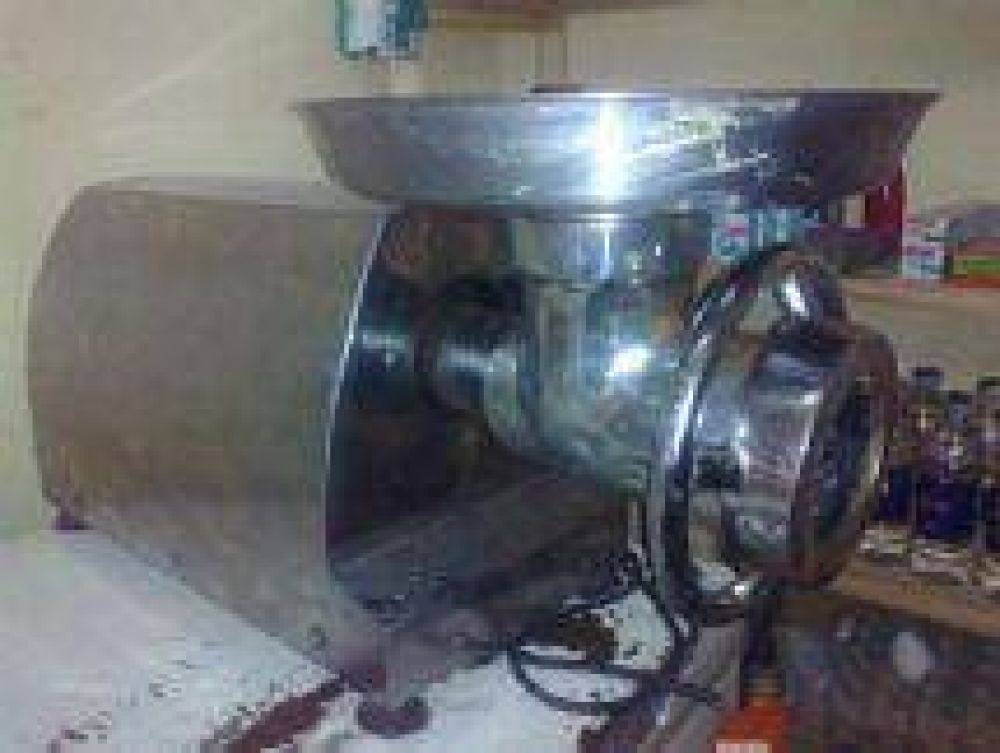 Meti� la mano en una picadora de carne y sufri� graves lesiones